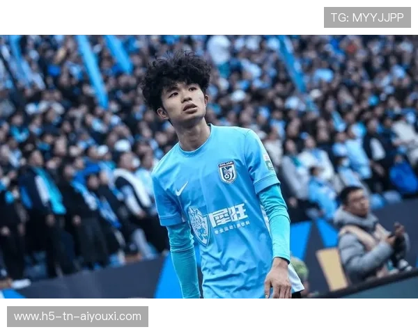 大连英博王禹中场突破连续过人——掀起足球场上的风暴！